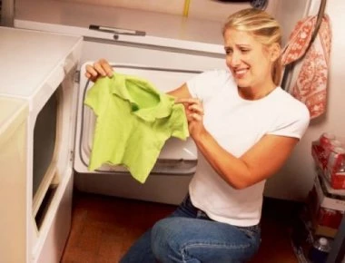 Δείτε το απίστευτο κόλπο που θα σας βοηθήσει να επαναφέρετε τα ρούχα που… μπήκαν!